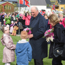 Kong harald og Dronning Sonja fikk blomster av 1. klassingene Elisabeth Jensen og Vinjar Giæver Johansen da de kom til Havøysund. Foto: Terje Bendiksby, NTB scanpix